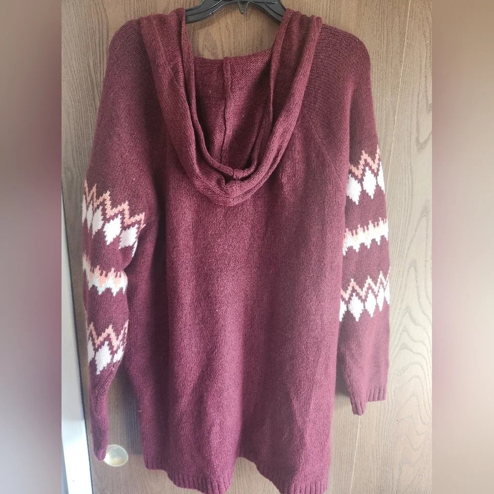 EVRI Women's V-Neck Sweater in Burgundy and White - Picture 3 of 3